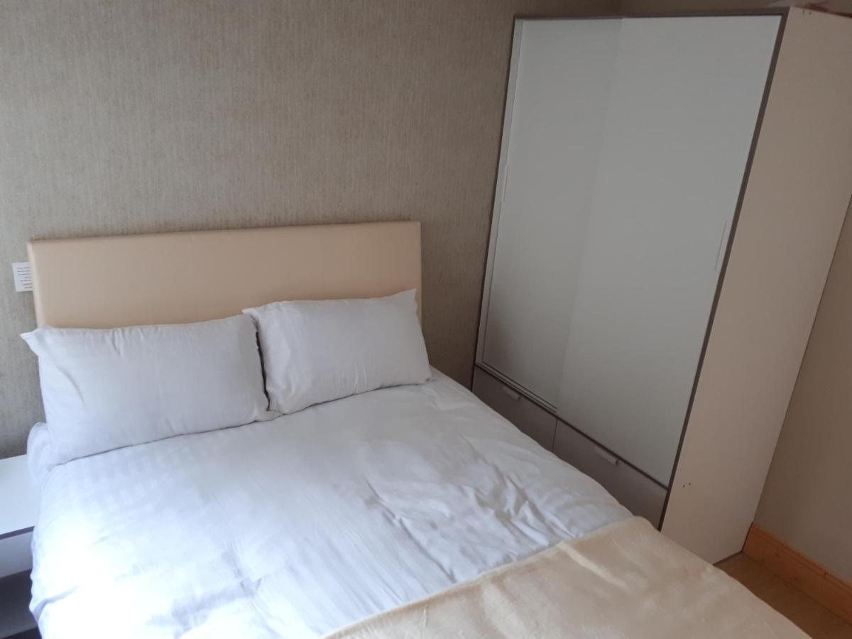 One Double Bedroom Flat Dublin Bagian luar foto